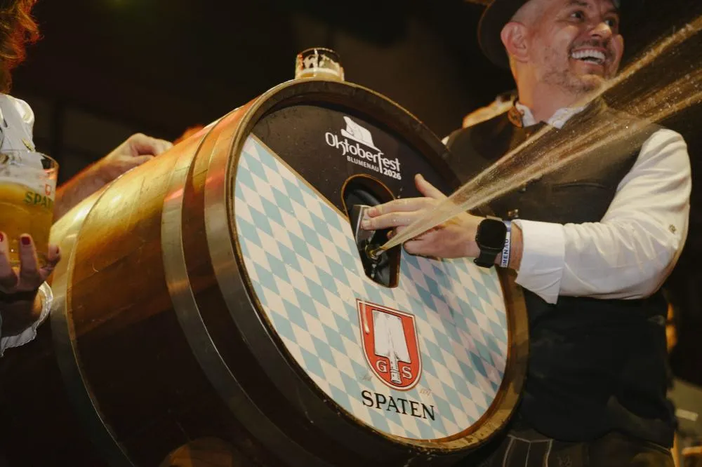 Assim como em Munique, a Oktoberfest Bllumenau só começa após a sangria do primeiro barril de Spaten, desde 2022. Foto: Nada Coletivo