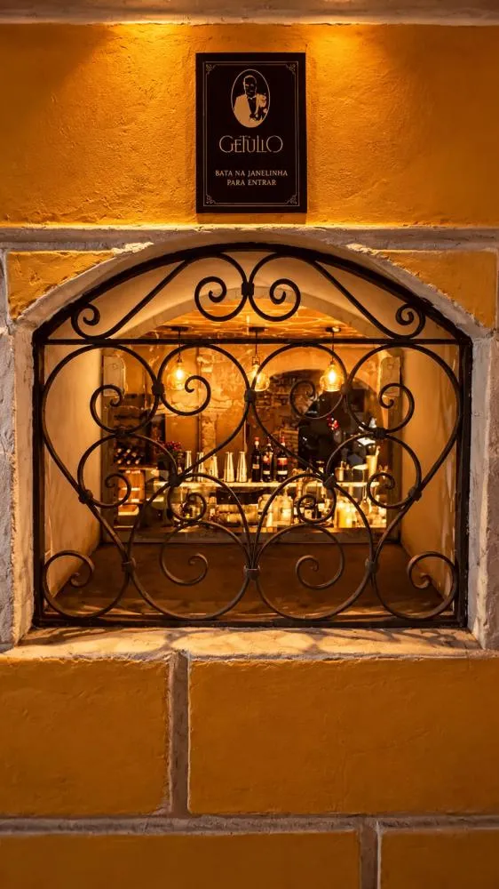 Há pouco mais de um ano, bar escondido atrás de uma pequena janelinha reúne coquetelaria autoral, gastronomia exclusiva e experiências intimistas em um endereço que poucos descobrem por acaso. Divulgação